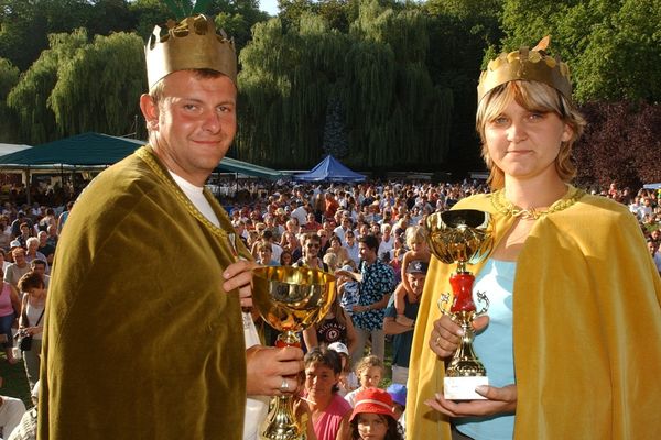 À Bèze, le roi des cornichons et la reine de l'andouille en 2004.