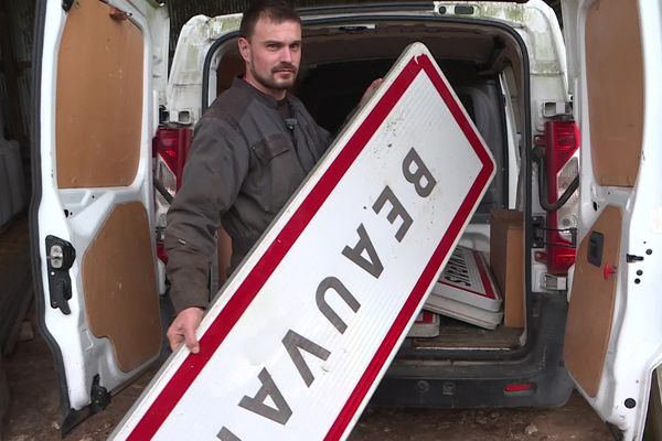 Les Jeunes agriculteurs de l'Oise déboulonnent les panneaux d'entré de communes, et les déposeront bientôt par dizaines devant la préfecture.