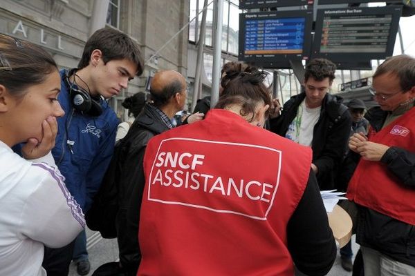 Des agents portant des gilets rouges comme celui-ci seront chargés d'orienter les candidats aux examens en gare. 