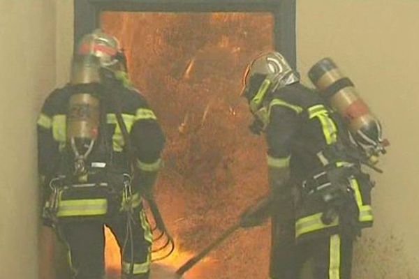 Les sapeurs-pompiers d'Aurillac ont sécurisé la zone puis contenu les flammes.