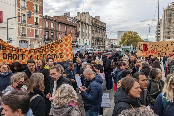 Rassemblement des enseignants, parents d'élèves et lycéens devant le siège du Conseil régional pour protester contre la fermeture de sept lycées parisiens, dont six professionnels.