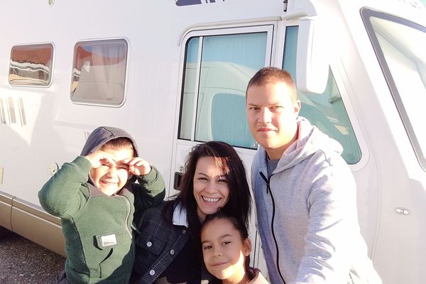 Vanessa, Thomas, Carla et Noa vont parcourir près de 30 000 km à travers l'Europe à bord de leur camping-car.