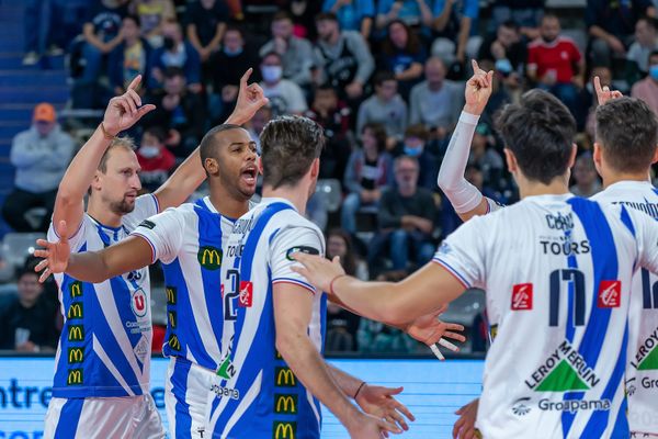 La joie de l'équipe de volley du TVB, dont Leandro Nascimento Dos Santos et Kamil Baranek, lors d'un précédent match