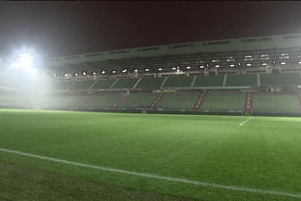 Le Stade d'Ornano vide ce vendredi soir. Les Nîmois n'ont pu arrivé à temps pour que la rencontre se joue.