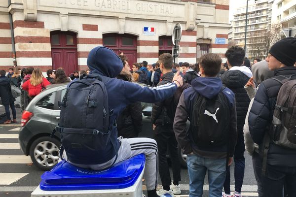 150 lycéens à l'entrée du lycée Guist'hau, le 4 décembre 2018