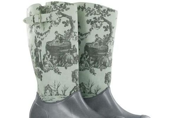 On trouve de tout sur #souvenirsMW du Château de Versailles, même une paire de bottes en motif Toile de Jouy