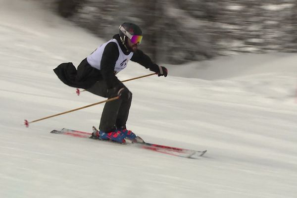 Sous la combinaison de ski : la soutane. C'est un curé venu de Provence qui a remporté cette année le challenge des curés de montagne de l'arc alpin