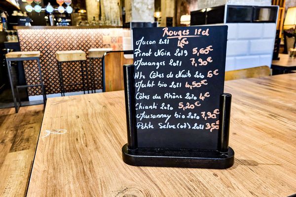 La carte de Simone, à Dijon. "Le pinot noir, on le vendait 3,50 euros il y a quelques années", nous dit la responsable