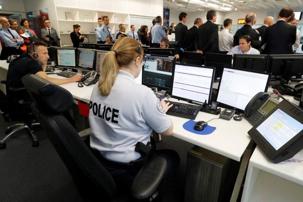 Un centre d'appel de la police à Paris.