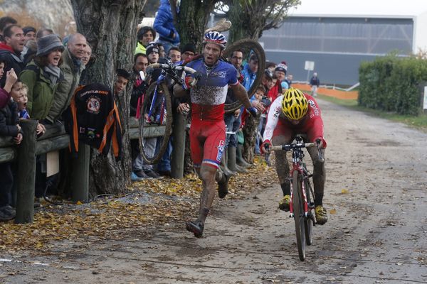 Un cyclo-cross terminé au pas de course pour Francis Mourey