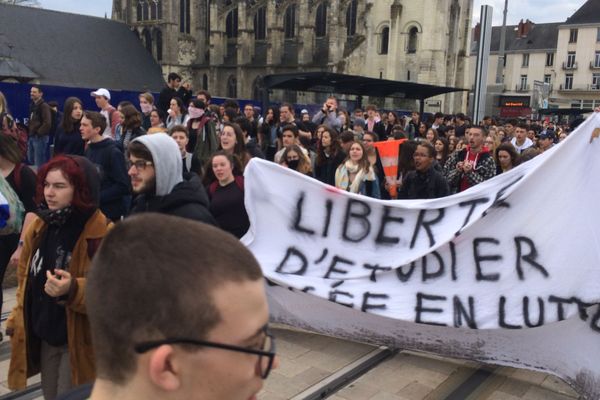 Les lycéens ont manifesté à Tours, une partie de la matinée de jeudi.