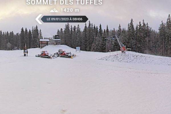 Le site des Tuffes dans le Jura sous la neige lundi 9 janvier 2023.