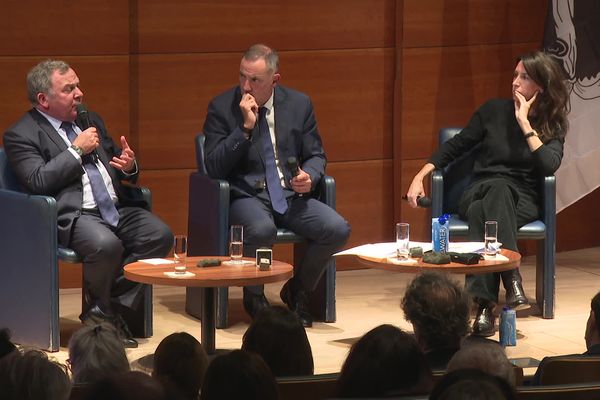 Gilles Simeoni sur scène avec Francis Szpiner et Marie-Hélène Fabiani.