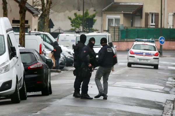 Des policiers à Argenteuil, le 25 mars 2016, après la découverte de l’arsenal.