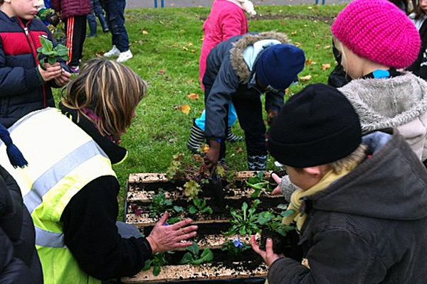 Cléon organise la semaine de la plantation en partenariat avec les écoles et les structures jeunesse.