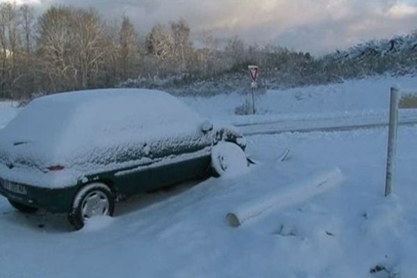 Une voiture enneigée en Corrèze ce matin