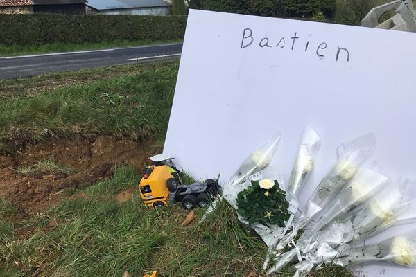 Des fleurs à l'endroit où Bastien a perdu la vie samedi soir. Le petit garçon allait avoir 3 ans.