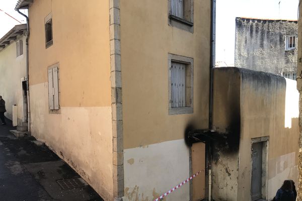 L'auteur présumé de l'incendie du rez-de-chaussée d'une maison de la rue du Bessat au Puy-en-Velay a été placé en détention provisoire.