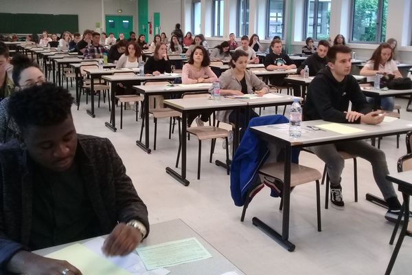 Une classe de terminale du lycée Gay-Lussac, à Limoges, se prépare à plancher sur l'épreuve de philosophie du baccalauréat.