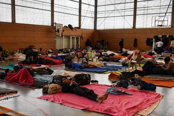 Les migrants hébergés dans le gymnase de Grande-Synthe, trop petit pour tous les accueillir. Photo de février 2018.