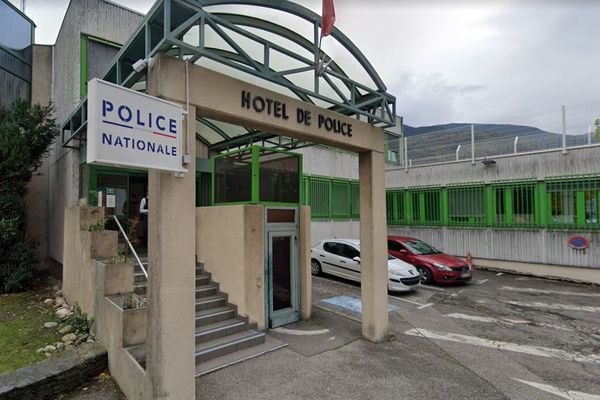 La police d'Albertville (Savoie) a placé en garde à vue quatre adolescents soupçonnés d'avoir agressé une jeune fille, le 9 novembre dernier, devant le collège Jean Moulin.