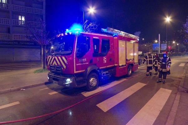 Les pompiers ont été appelés pour un feu de voiture et interpellés par un groupe d'adolescents pour porter secours à l'un de leurs amis inconscient dans un hall d'immeuble. 