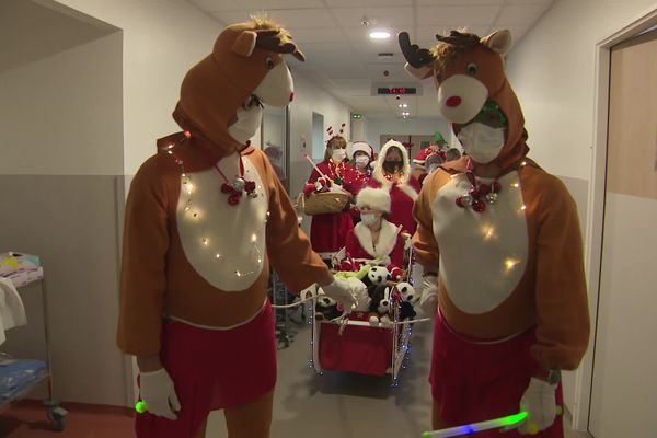 Aux urgences pédiatriques de Bordeaux, une distribution de cadeaux était organisée pour le réveillon de Noël ce 24 décembre 2022.