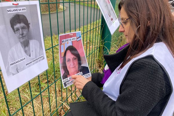 Les soignants de l'hôpital et de l'EHPAD de Vierzon accrochent sur les grilles de leurs établissements des photos d'eux vieillis à 64 ans.