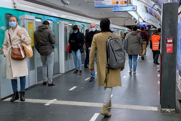 Le variant Omicron pourrait fortement perturber les transports en commun en Île-de-France.