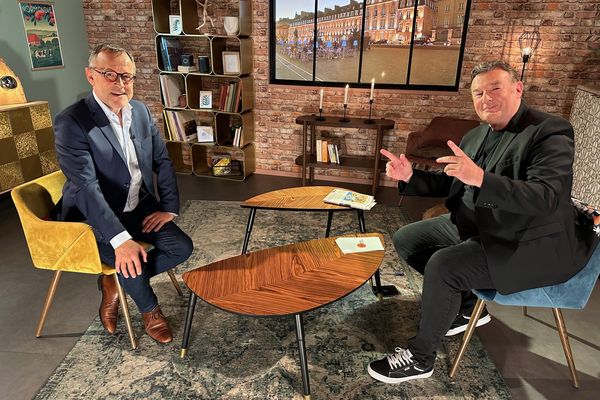 Emmanuel Chaunu (à gauche) se livre à Jacques Perrotte sur le plateau de l'émission culturelle Bavette normande, sur France 3 Normandie.