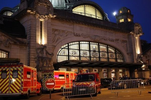 Devant la gare de Limoges-Bénédictins, les véhicules de secours étaient nombreux hier soir.