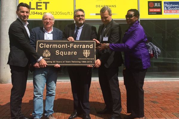 Inauguration du "Clermont-Ferrand Square" à Salford en Angleterre le 25 juin 2016.