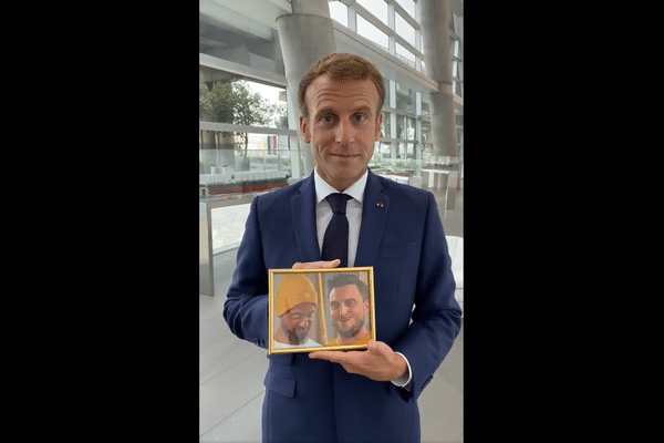 Capture d'écran d'une vidéo d'Emmanuel Macron tenant une photo des youtubeurs McFly et Carlito, le 2 septembre 2021. 