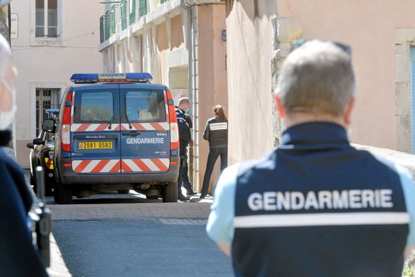 Le corps d'Aurélie Vaquier est retrouvé le 7 avril à Bédarieux (Hérault), sous une dalle de béton à son domicile. Son compagnon, Samire L. est le principal suspect dans cette affaire.