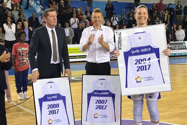 A l’issue du match, le club a rendu hommage à deux des siens, l'entraineur Valery Demory qui part à Lyon et Gaelle Skrela, la capitaine qui arrête sa carrière - 25 avril 2017