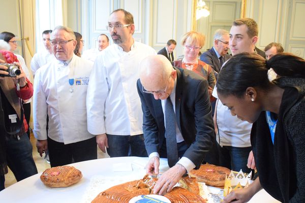 Coupure de la galette des reines par le Maire de Metz 