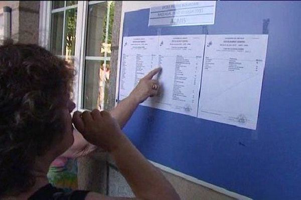 Hier, mardi 7 juillet 2015. Les résultats du baccalauréat affichés au lycée Pierre Bourdan à Guéret (Creuse).