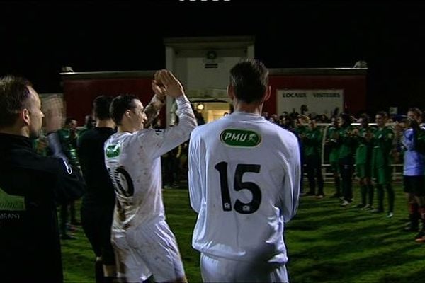 Les joueurs du Rheu sortent devant une haie d'honneur