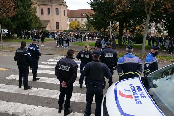 Les cours avaient commencé lors de l'explosion, et il a fallu évacuer les élèves. 
