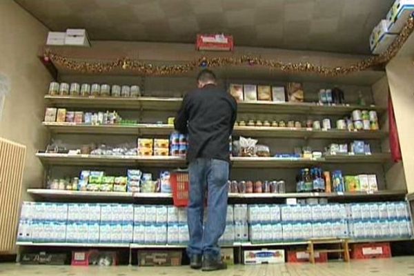 Romain effectue un Travail d'Intérêt Général à l'épicerie sociale de la Croix Rouge.