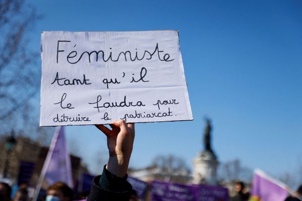 Une pancarte brandie lors d’un rassemblement féministe place de la République à Paris, le 7 mars, la veille de la journée des droits des femmes (illustration).