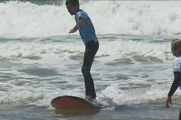 Des cours de surf pour les personnes malvoyantes à Lacanau (33 ).