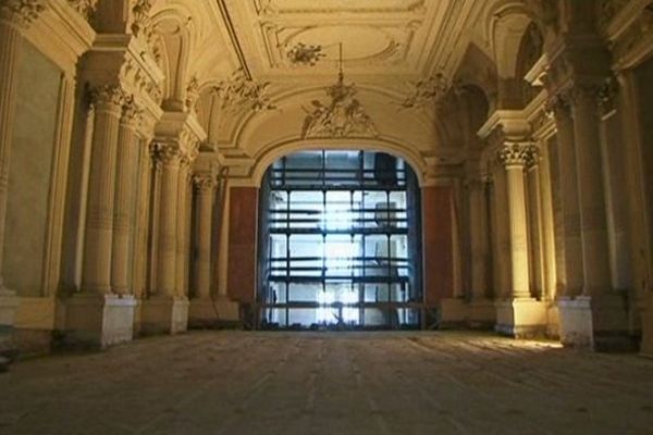 Construit en 1860, le théâtre de Bagnères-de-Bigorre a dû fermer ses portes en 1990. 