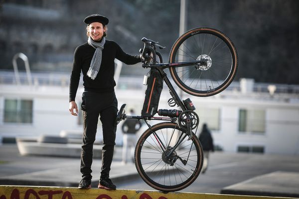 Quand il ne roule pas aux Etats-Unis ou en Ukraine, le champion du monde d'ultracyclismeAxel Carion achève une course à Lyon.