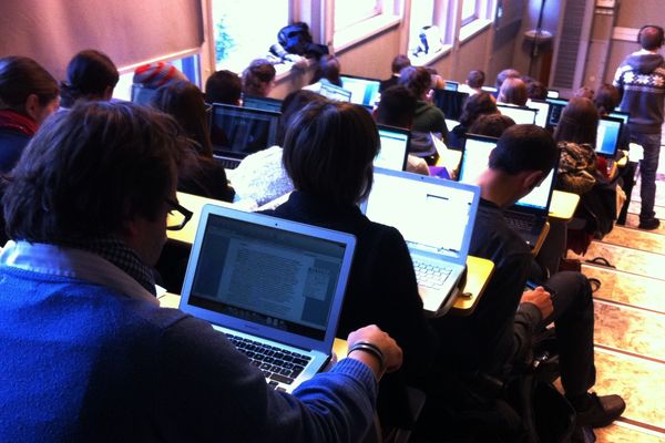 Ordinateurs et tablettes chauffent aux Assises du webjournalisme