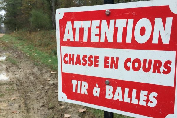 Panneau indiquant la présence d'une zone de chasse dans une forêt de la région Centre