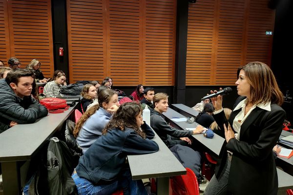 Aurélie Giocondi, magistrate à Bastia, face aux élèves du lycée Giocante.