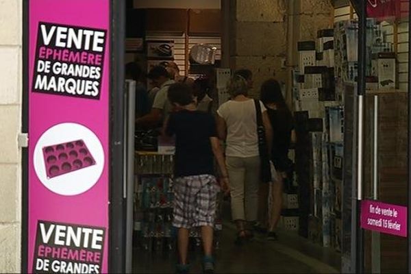 Installée pour 6 mois en centre-ville de Dijon, l'enseigne propose du matériel de fin de série, déstocké ou bradé