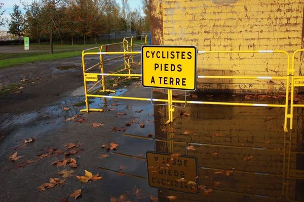 Un exemple de discontinuité cyclable temporaire lors de travaux réalisés rive droite en novembre 2018. Photo d'illustration. 