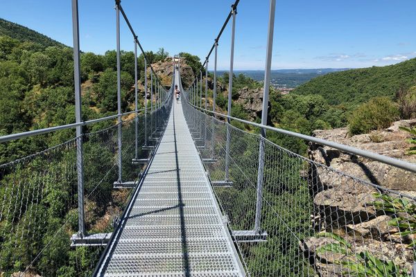 Perchée à 70 m au-dessus du vide, la passerelle de Mazamet vous permet de rejoindre le hameau de Hautpoul dans le Tarn. Frissons garantis à 140 mètres au-dessus du sol.